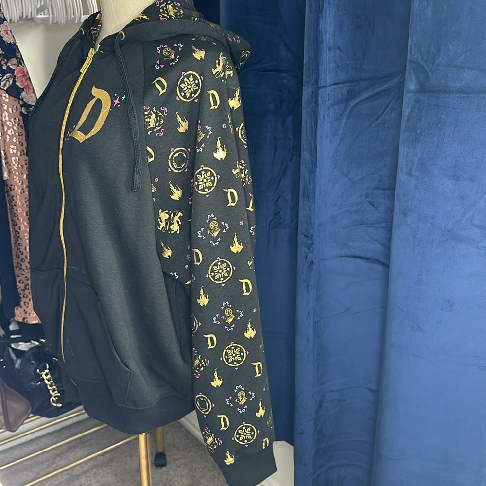 🌟Disney Never worn, Disney 50th anniversary sweater!
